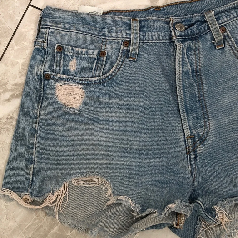 LEVI’S 501 Women High Rise Buttoned Original Jeans Distressed Shorts | 28